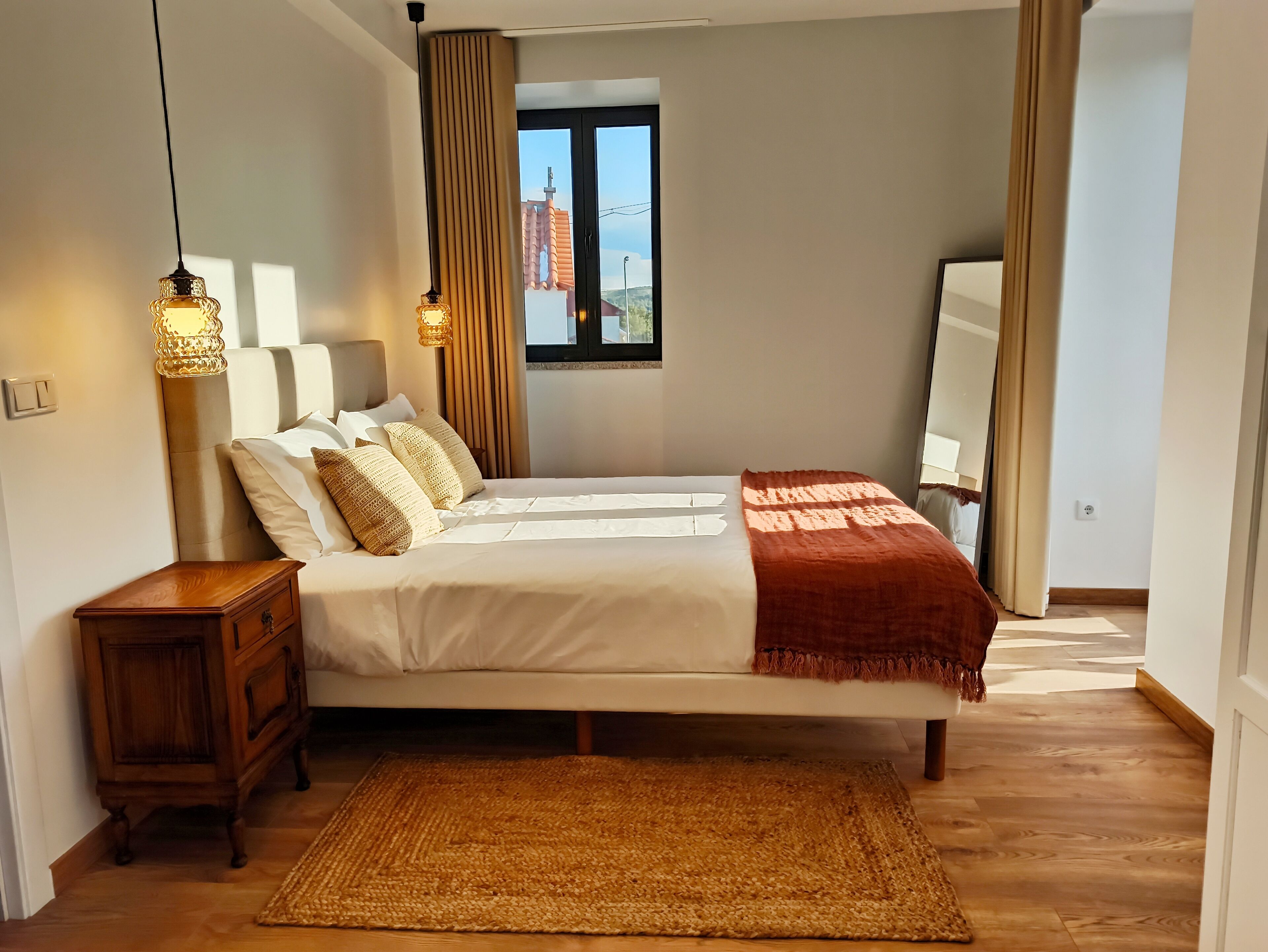 5 chambres, bureau, chambres insonorisées, fer et planche à repasser