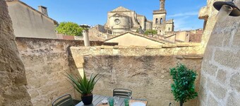 'The Fenestrelle' appt in superb stone house in centre Uzès
