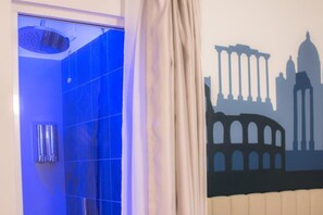 高级四人房 | 浴室淋浴