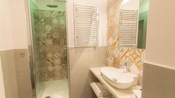 Quarto casal luxo (Borgognona) | Banheiro | Secador de cabelo, chinelos, bidê, toalhas de banho
