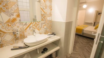 Deluxe Double Room (Borgognona) | Bathroom | Hair dryer, slippers, bidet, towels