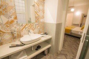 Deluxe Double Room (Borgognona) | Bathroom | Hair dryer, slippers, bidet, towels - Frattina FF (Rome)