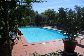 حمّام سباحة خارجي