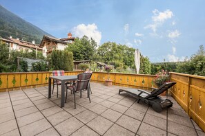 Outdoor dining - Apartment "Residence Kronstein - 2" with Terrace, Shared Garden, Mountain View & Wi-Fi (Tisens)
