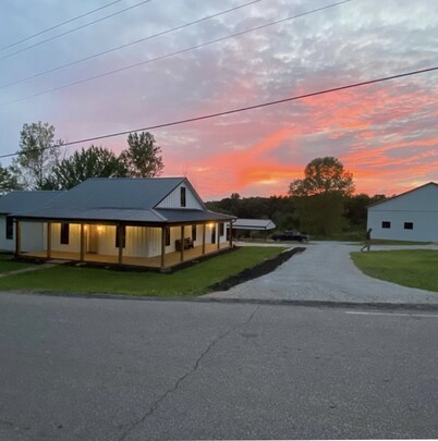 Modern Farmhouse, 3 bedrooms, 2 full baths, sleeps 8