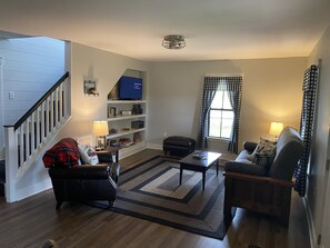 Smart-TV, Kamin, Bücher