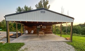 Outdoor dining - Modern Farmhouse, 3 bedrooms, 2 full baths, sleeps 8  (West Union)
