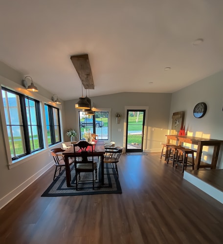 Modern Farmhouse, 3 bedrooms, 2 full baths, sleeps 8 