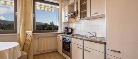 Kühlschrank, Herdplatte, Wasserkocher mit Kaffee-/Teezubehör