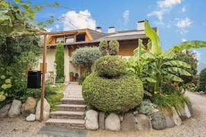Exterior - Apartment "Residenz Kronstein - 5" with Balcony, Garden, Mountain View & Wi-Fi (Tisens Italien)