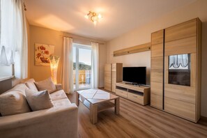 TV - Apartment "Residenz Kronstein - 5" with Balcony, Garden, Mountain View & Wi-Fi (Tisens Italien)