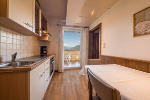Refrigerador, parrilla de estufa, cafetera y tetera y tetera eléctrica 