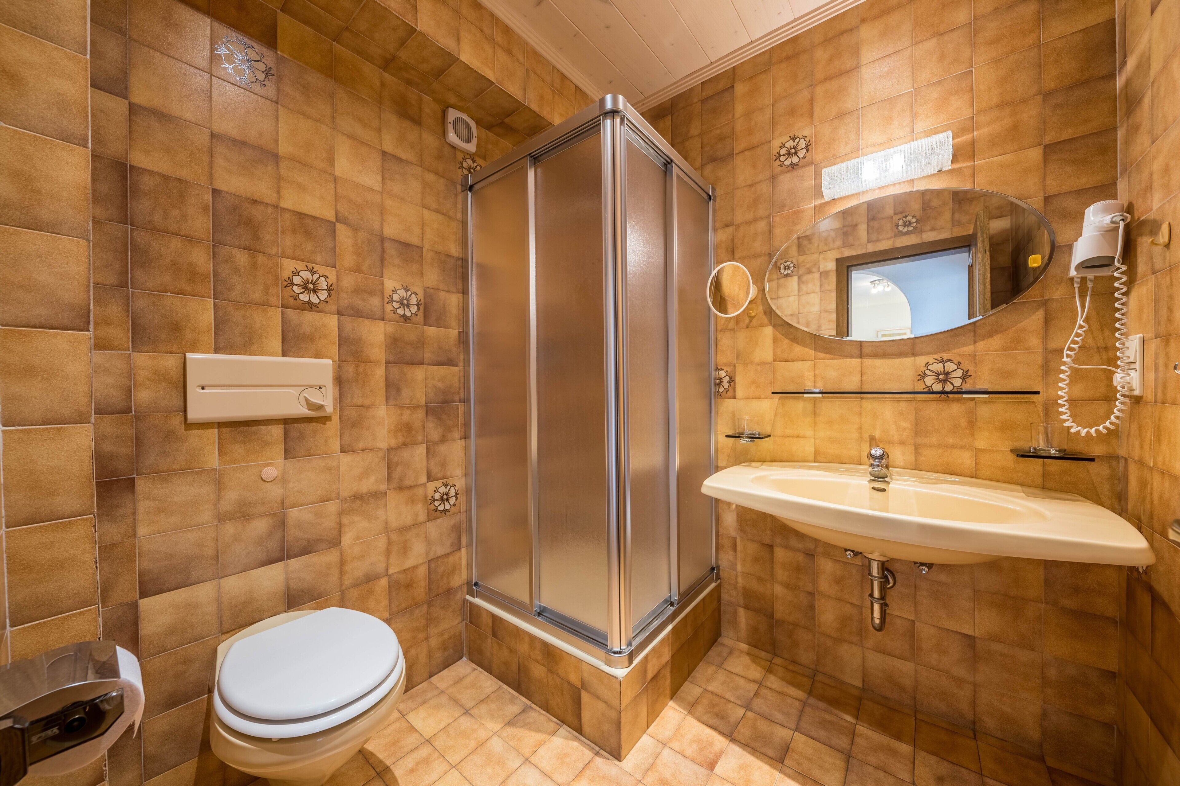 Een douche, een haardroger, handdoeken