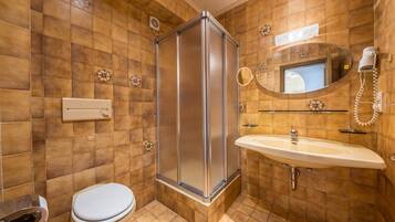 Een douche, een haardroger, handdoeken