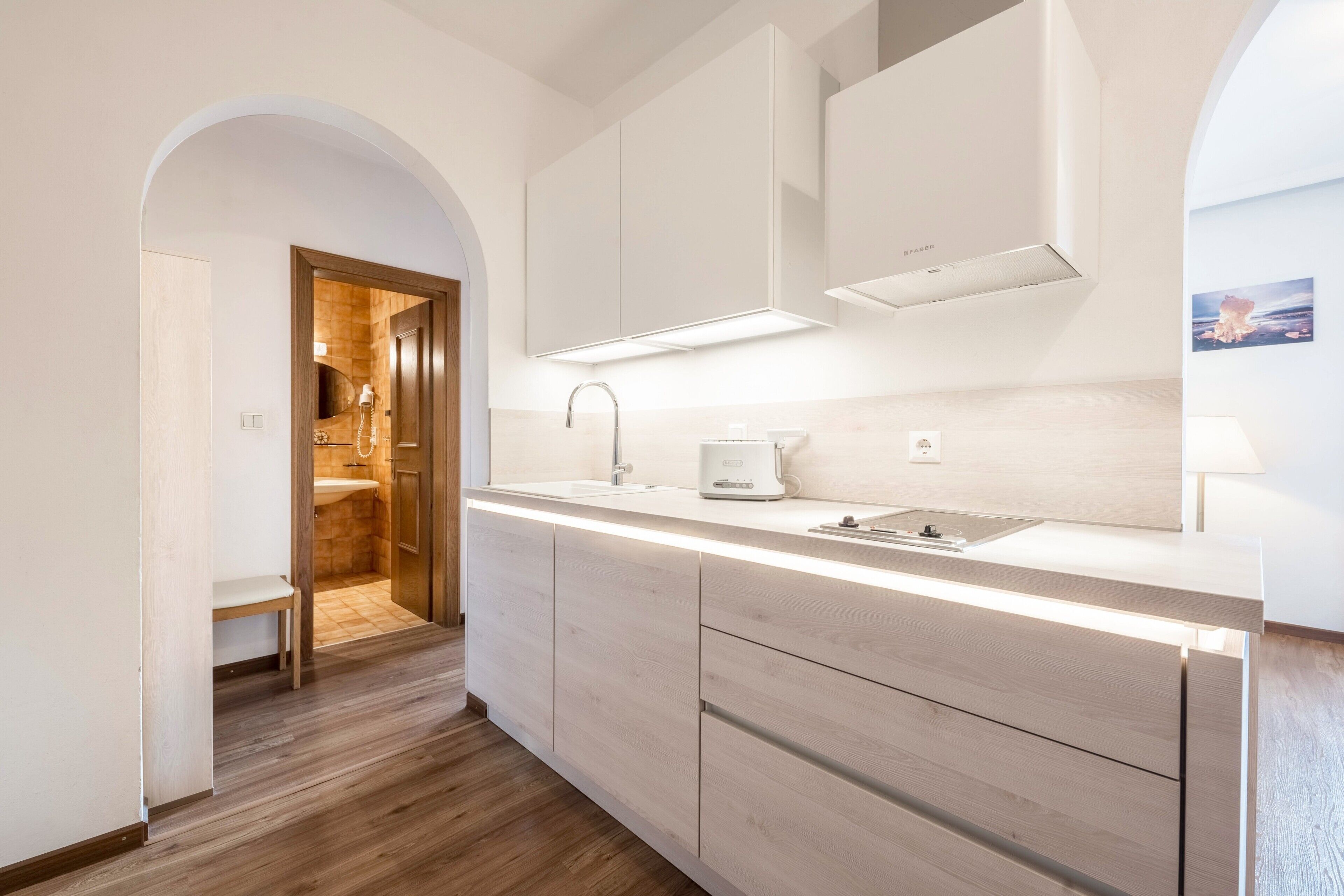 Fridge, stovetop, coffee/tea maker, electric kettle