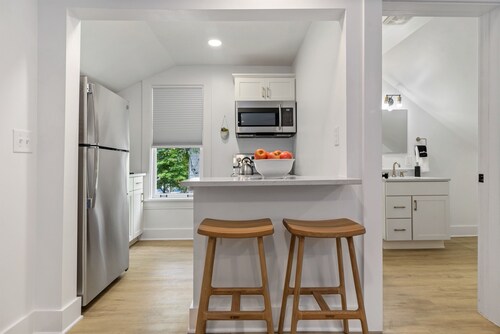 Chic Second Floor Studio in Prime Location Walkable to Vanderbilt & Belmont