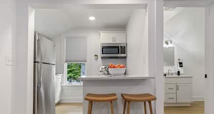 Chic Second Floor Studio in Prime Location Walkable to Vanderbilt & Belmont