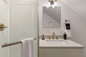Dusche, Haartrockner, Handtücher