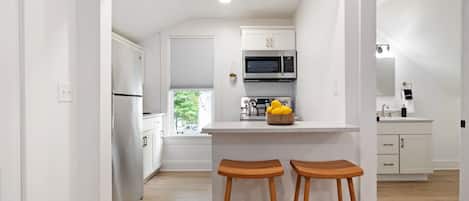 Jääkaappi, mikroaaltouuni, uuni, liesi