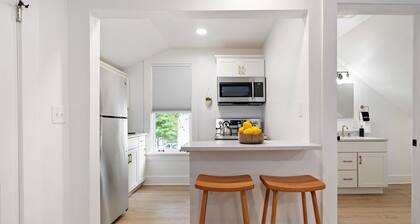 Chic Second Floor Studio in Prime Location Walkable to Vanderbilt & Belmont