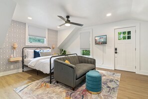 1 dormitorio, tabla de planchar con plancha, wifi y ropa de cama