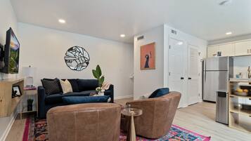 Smart TV, libros, bocina smart y servicios de streaming