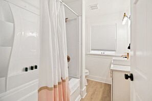 Ensemble baignoire-douche, séchoir à cheveux, serviettes fournies