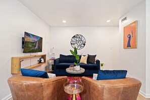 Smart TV, books, smart speakers, streaming services - 1920s Carriage House near Vanderbilt | Walkable, Dog-Friendly, Sleeps 5 (Nashville)
