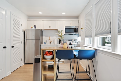 Chic 1920s Charmer Walkable to Belmont & Vanderbilt, Pet-Friendly