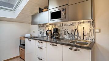 Frigorifero, microonde, piano cottura, lavastoviglie