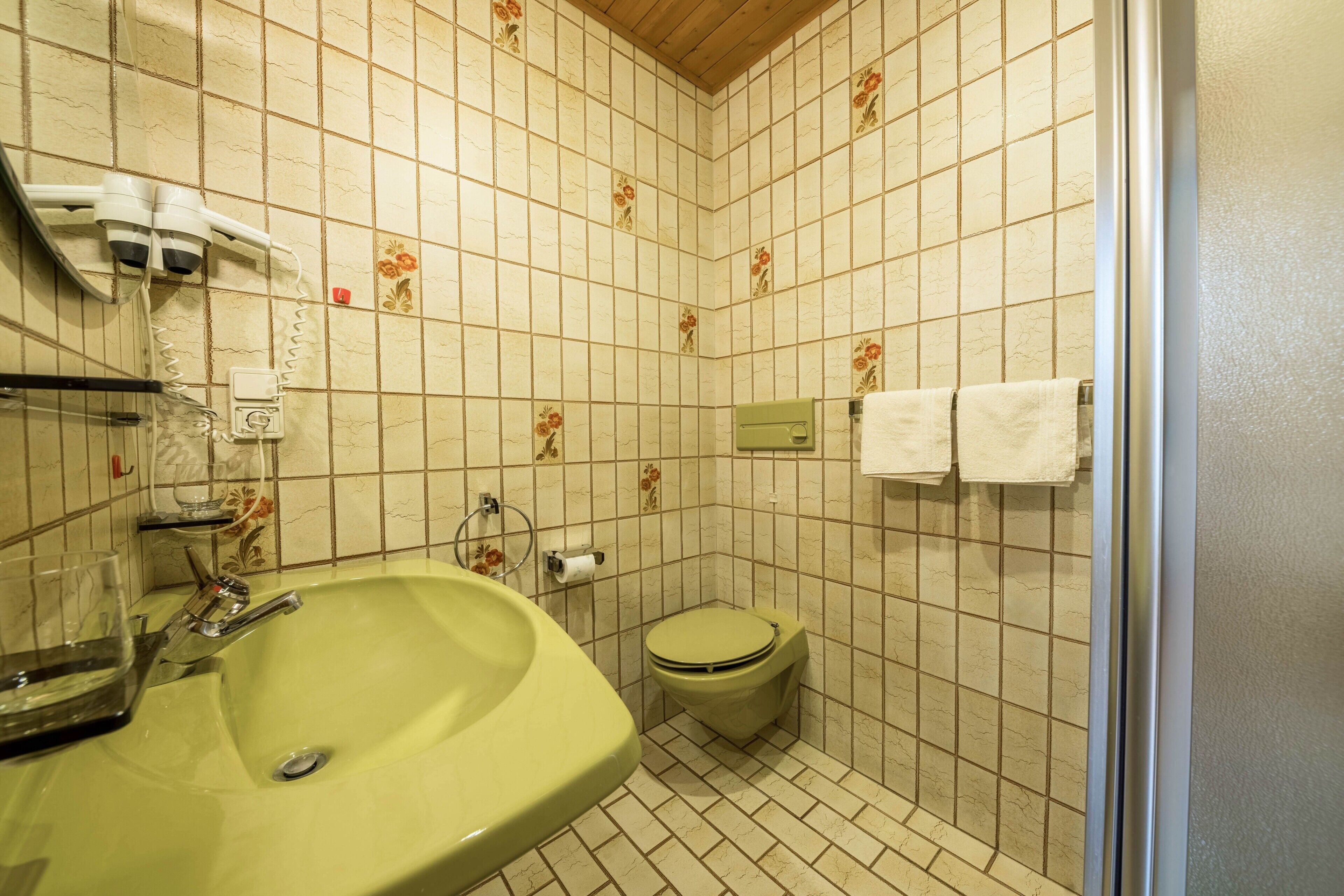 Een douche, een haardroger, handdoeken