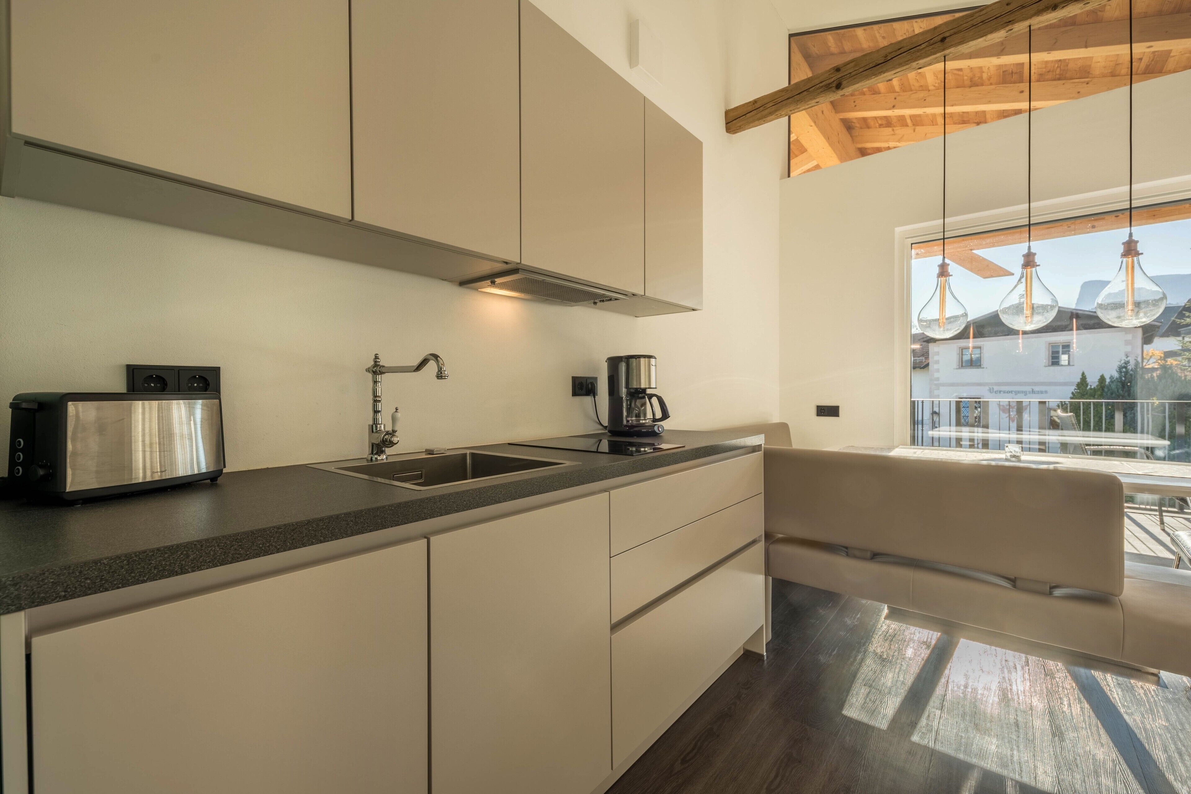 Kjøleskap, ovn, kokeplater og oppvaskmaskin