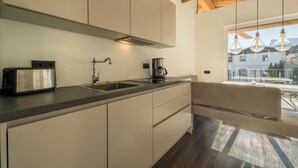 Una cocina moderna con estufa integrada, cafetera y tostadora.