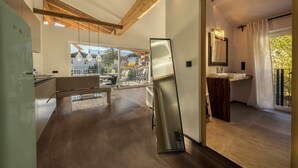 Un interior moderno con cocina, comedor y baño.