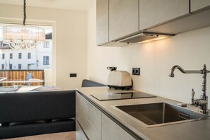 Frigorífico, horno, placa de cocina y lavavajillas