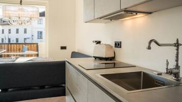 Fridge, oven, stovetop, dishwasher