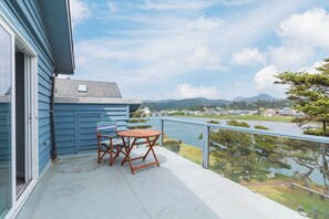 Outdoor dining - #155 Nestucca Sunrise · Riverfront, Close to Ocean Beaches, Large Yard (Pacific CIty)