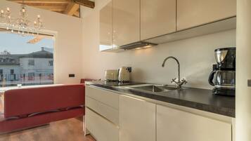 Fridge, oven, stovetop, dishwasher