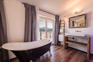 Een douche, gratis toiletartikelen, handdoeken