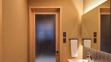Huis, niet-roken (Private Vacation) | Badkamer | Een aparte badkuip en douche, een diep bad, een regendouche