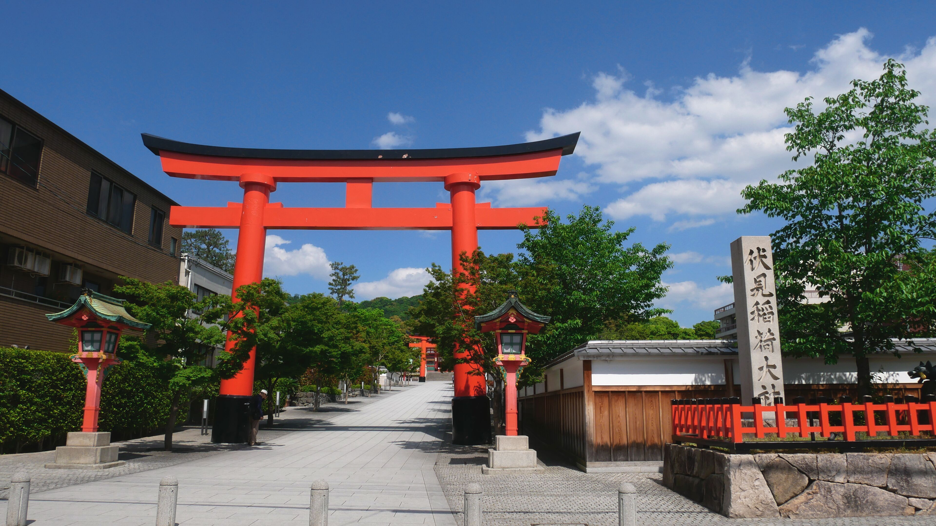Ein traditionelles japanisches Torii im Park unter blauem Himmel.