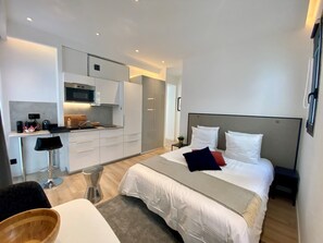 Iron/ironing board, Internet, bed sheets