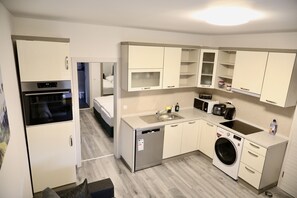 ثلاجة، ميكروويف، فرن، موقد طهي مسطح