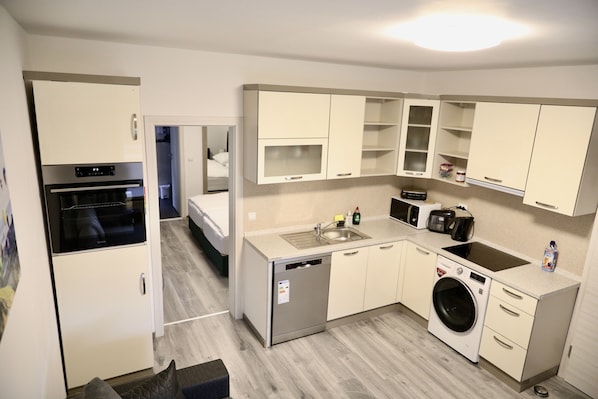 Kühlschrank, Mikrowelle, Ofen, Herdplatte