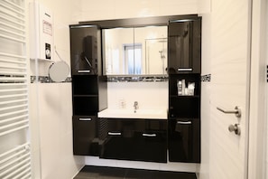 Dusche, Haartrockner, Handtücher, Seife