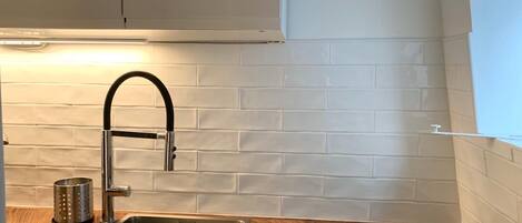 Kylskåp, mikrovågsugn, spishäll och kaffe- och tebryggare