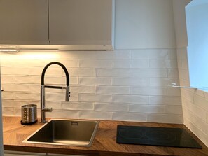 Réfrigérateur, micro-ondes, plaque de cuisson, cafetière/bouilloire