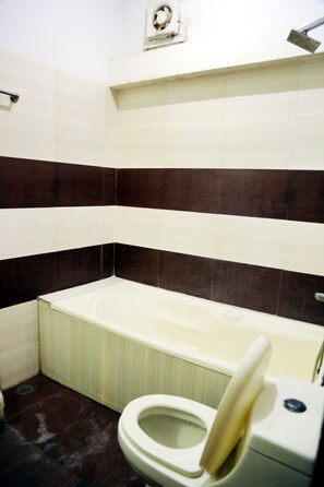 Deluxe Double Room | Bathroom | Shower, free toiletries, towels