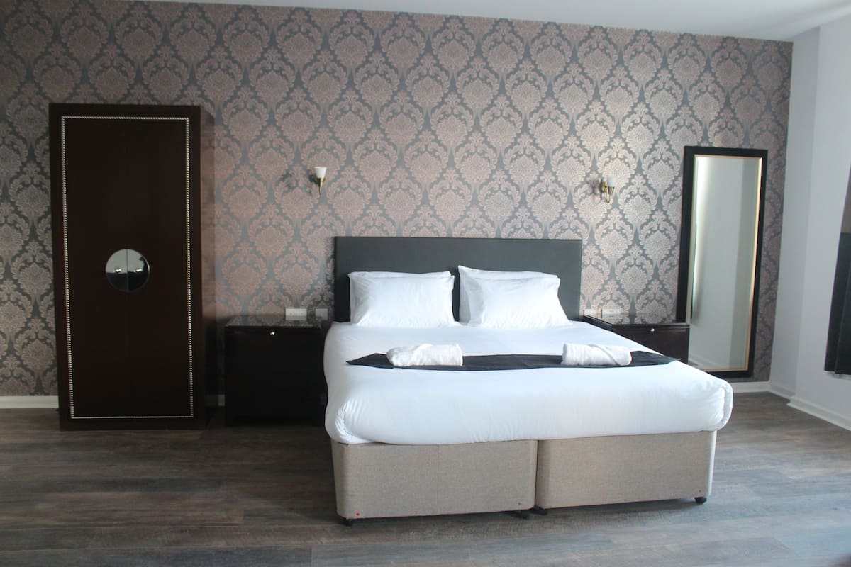Camera Deluxe con letto matrimoniale o 2 letti singoli | 1 camera, una scrivania, ferro/asse da stiro, Wi-Fi gratuito