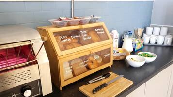 Dagelijks continentaal ontbijt (GBP 9.99 per persoon)